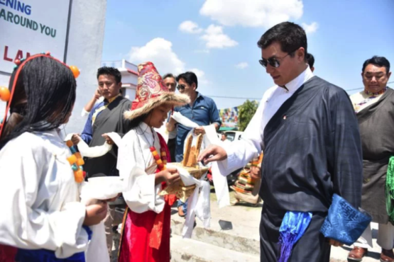 司政洛桑森格在抵达顿珠林藏人定居点时受到当地藏人民众的隆重迎接 2019年4月20日 照片/Tenzin Jigme/CTA