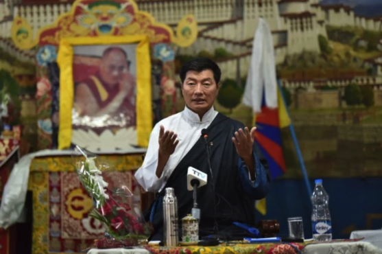 司政洛桑森格在向顿珠林藏人定居点民众发表讲话 2019年4月20日 照片/Tenzin Jigme/CTA