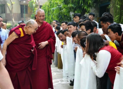 达赖喇嘛尊者在莅临德里西藏儿童村青年旅社时受到当地藏人民众的隆重迎接  2019年4月22日  照片/载自网络