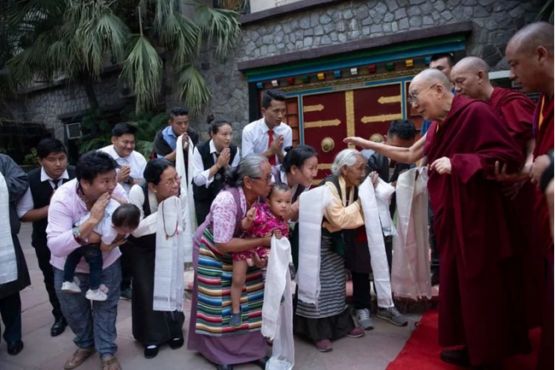 达赖喇嘛尊者在莅临德里西藏儿童村青年旅社时向民众开示 2019年4月25日 照片/Tenzin Jigme/CTA