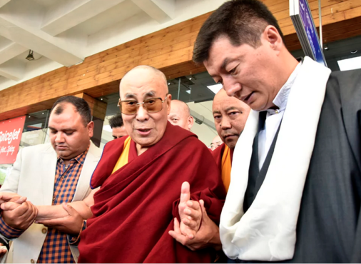 达赖喇嘛尊者在抵达岗格拉机场时受到藏人行政中央司政和各非政府团体的迎接 2019年4月26日 照片/Tenzin Phende/CTA