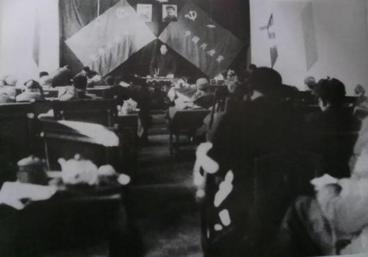 毛泽东在七届二中全会上作报告 网络图片