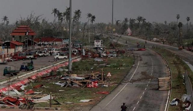热带气旋“法尼”破坏的公路，以及建筑碎片散布在奥里萨邦布里地区附近的公路上  照片/印度教徒徒报