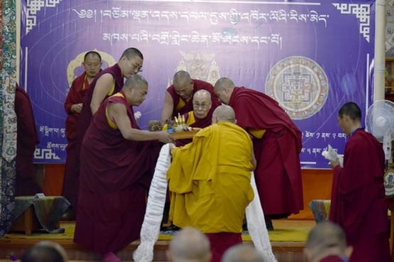 尊胜寺堪布在研讨会开幕式上向达赖喇嘛尊者敬献曼扎 2019年5月5日 照片/Tenzin Jigme/CTA