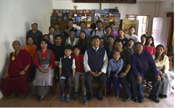 司政洛桑森格与移民澳大利亚的前藏人政治犯及家属合影 2019年4月26日 照片/Tenzin Phende/CTA