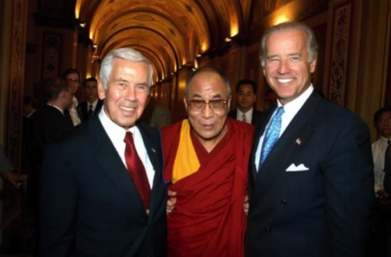 达赖喇嘛与美国参议员理查德•卢格和乔•拜登与在华盛顿特区 2003年 照片/ICT