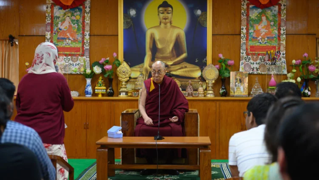达赖喇嘛尊者在接见会上聆听与会人士的提问 2019年5月6日 照片/OHHDL