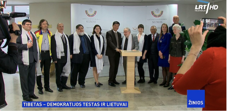 司政洛桑森格在立陶宛国会出席新闻发布会 照片/视频截图