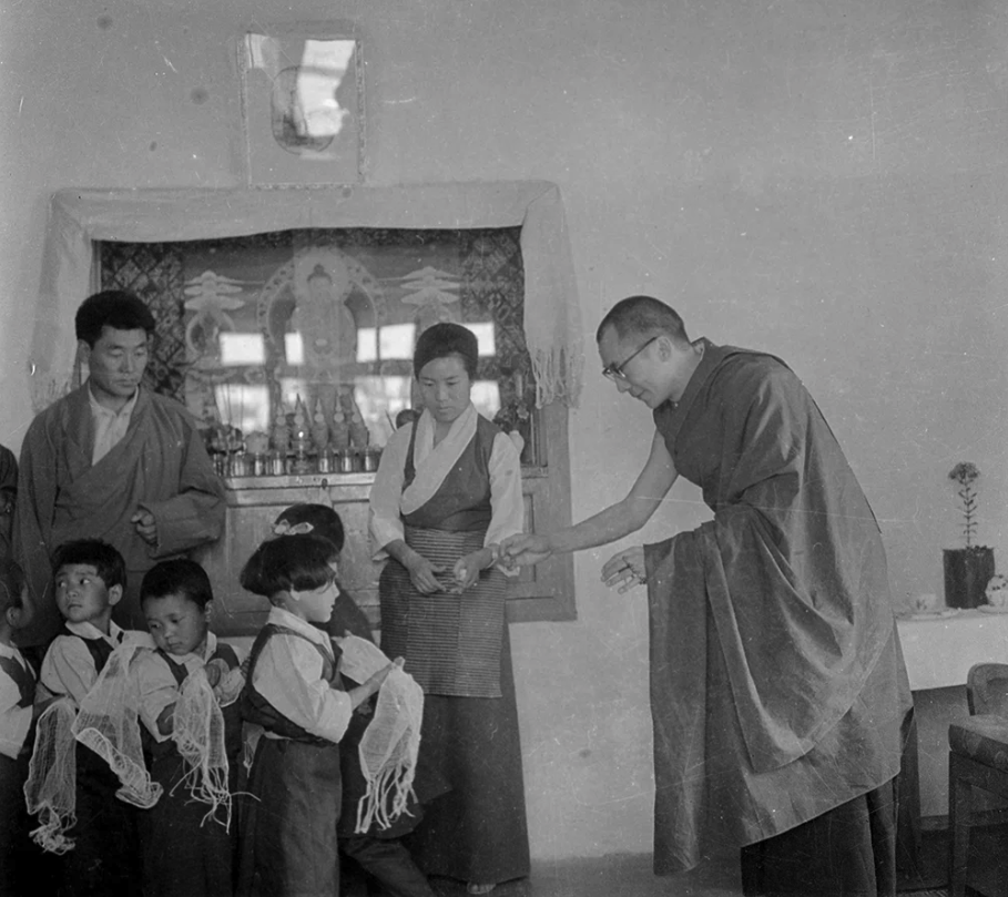 阿玛·吉尊白玛（左二）带领从西藏逃亡印度的藏人儿童在达兰萨拉觐见达赖喇嘛尊者，1964年吉尊白玛担任当时西藏难民儿童幼儿园负责人 照片/西藏博物馆/ CTA