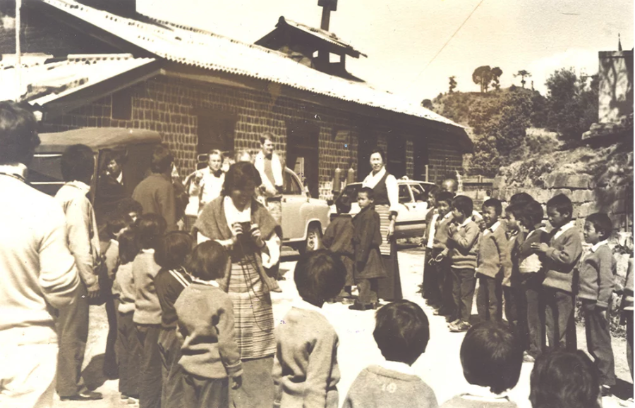 阿玛·吉尊白玛与西藏儿童村的学生在20世纪80年代后期迎接他们的各国赞助人 照片/西藏博物馆/ CTA