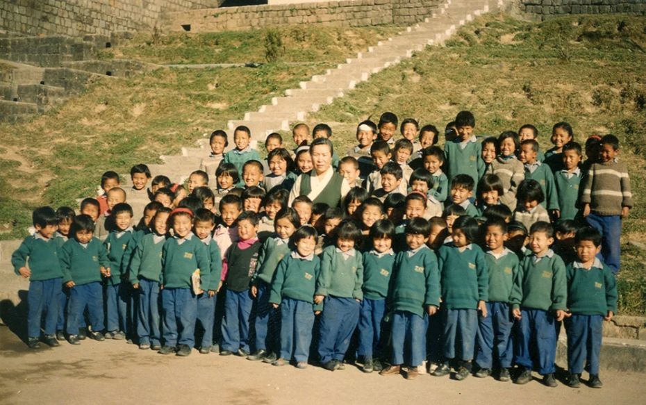 阿玛·吉尊白玛在20世纪90年代末与西藏儿童村的小学生在一起 照片/ Sonam Tsering /Tibet Documentation
