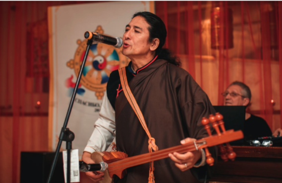 西藏著名歌唱家丹迥在“感恩俄罗斯”活动上演唱西藏传统歌曲 照片/驻俄罗斯办事处