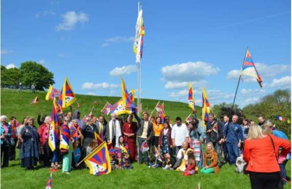 英国支持西藏人士与藏人在米尔顿凯恩斯镇升挂西藏国旗  照片/驻伦敦办事处