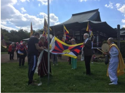 英国支持西藏人士与藏人在米尔顿凯恩斯镇升挂西藏国旗  照片/驻伦敦办事处