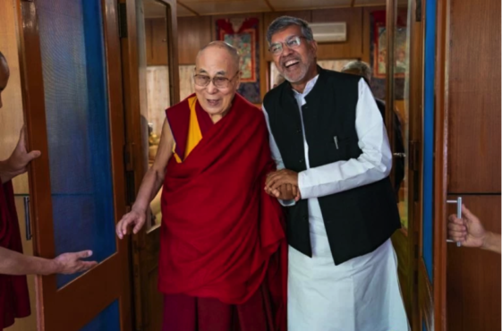 达赖喇嘛尊者在达兰萨拉的官邸会见印度诺奖得主凯拉西•沙提雅提   2019年5月27日  照片/OHHDL