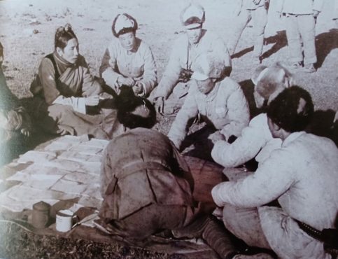 阿沛阿旺晋美 在投降后与中共军队开会