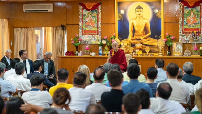 达赖喇嘛尊者在达兰萨拉官邸接见来自伊朗的商业人士 2019年6月7日 照片/Tenzin Choejor/OHHDL