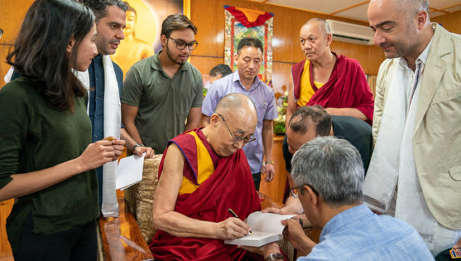 达赖喇嘛尊者在接见会上为与会人士的书籍签名 2019年6月7日 照片/Tenzin Choejor/OHHDL