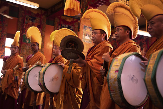乃琼扎央林寺僧人在降神仪式上迎请乃琼护法神降临 2019年6月12日 照片/Tenzin Jigme/CTA