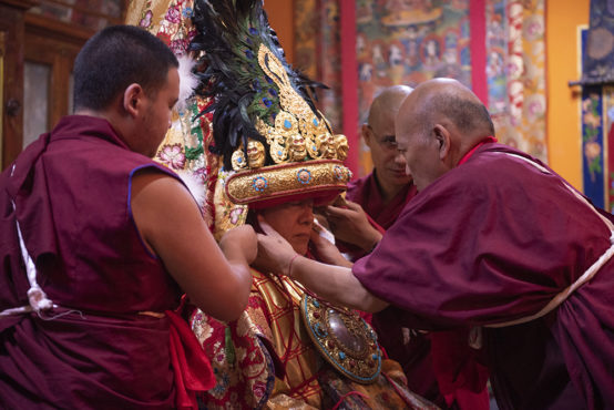 乃琼寺僧人在为沽丹图登欧珠穿戴法帽 2019年6月12日 照片/Tenzin Jigme/CTA