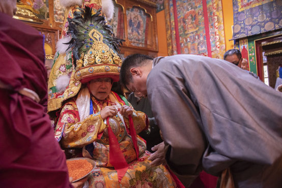 乃琼护法神在向司政洛桑森格挂金刚护身符 2019年6月12日 照片/Tenzin Jigme/CTA