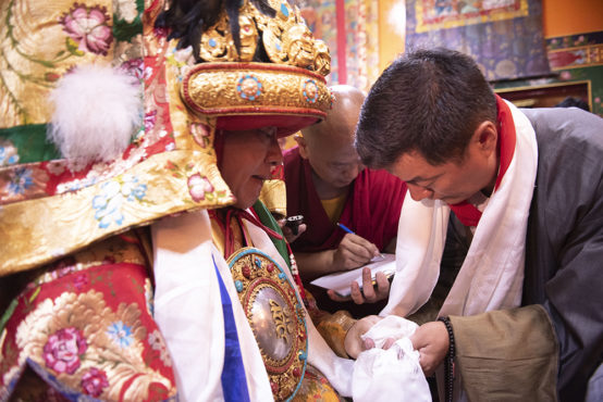 乃琼护法神在向司政洛桑森格开示神谕 2019年6月12日 照片/Tenzin Jigme/CTA