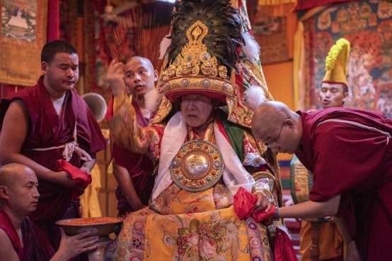 乃琼护法神在向民众抛洒加持过的谷粒以示祝福 2019年6月12日 照片/Tenzin Jigme/CTA