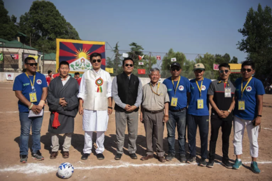 司政洛桑森格与卫生部部长曲炯旺修和第25届“至尊母亲杯”流亡藏人足球联赛主办方，以及裁判员合影 2019年6月10日 照片/Tenzin Jigme/CTA