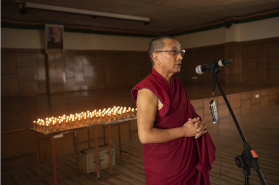 藏人行政中央宗教与文化部部长宇拓·噶玛格勒在祈祷法会上向逝者东嘎丹增致哀 2019年6月10日 照片/Tenzin Jigme/CTA