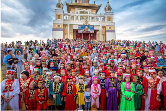 在卡尔梅克共和国僧俗民众在该国中央佛教寺院前祈愿达赖喇嘛尊者长驻世 照片/驻莫斯科办事处提供