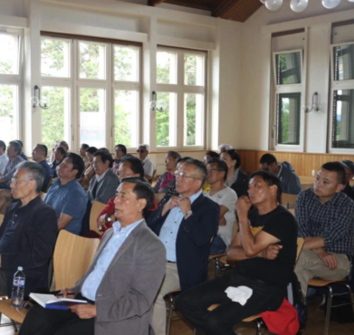 藏人行政中央选举事务署署长索南曲培在向瑞士藏人社区成员发表讲话 照片/驻瑞士办事处提供