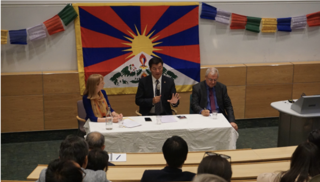 司政洛桑森格与伦敦大学气候专家克里斯·拉普利教授一同参加伦敦大学达尔文演讲厅举行的气候变化和西藏环境为主题的小组讨论会 2019年6月22日 照片/驻伦敦办事处提供