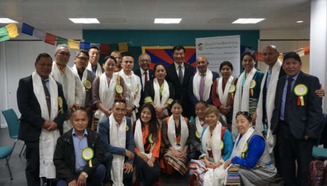 司政洛桑森格与英国-西藏难民慈善信托基金会成员和赞助人合影 2019年6月22日 照片/驻伦敦办事处提供