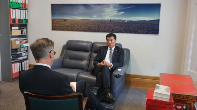司政洛桑森格在接受英国《金融时报》中国版编辑詹姆斯·基恩的采访 2019年6月19日 照片/驻伦敦办事处提供