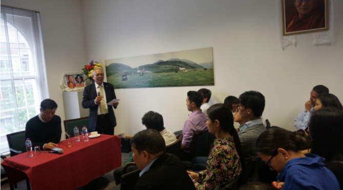藏人行政中央驻伦敦办事处代表索朗次仁在向藏人青年发表讲话 2019年6月19日 照片/驻伦敦办事处提供