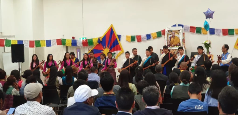 伦敦藏人社区成员在庆典上表演西藏传统歌舞 2019年6月22日 照片/驻伦敦办事处提供