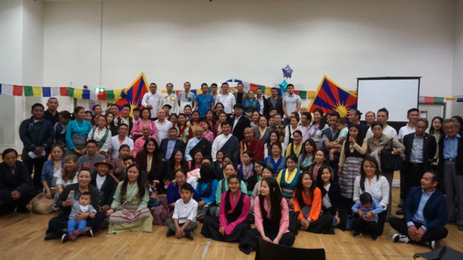 司政洛桑森格与伦敦藏人社区成员合影 2019年6月22日 照片/驻伦敦办事处提供