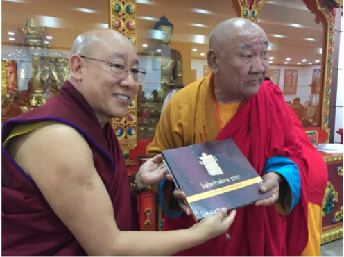 藏人行政中央官方护法神的“沽丹“图登欧珠在向“亚洲佛教徒和平会”主席赠送纪念品 照片/驻俄罗斯办事处提供