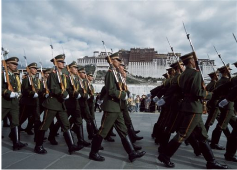 在西藏首都拉萨布达拉宫前巡逻的中共军队  照片/资料图片
