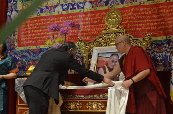 台湾各界人士在庆祝活动上向达赖喇嘛尊者法相敬献哈达 2019年7月6日 照片/Jayang Tsering/CTA