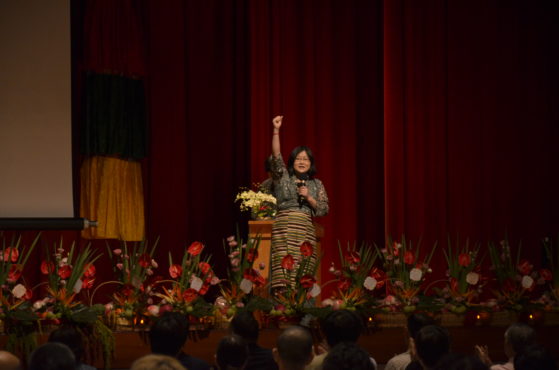 雪域出版社出版社主编卢惠娟女士在主持达赖喇嘛尊者84华诞庆祝活动 2019年7月6日 照片/Jayang Tsering/CTA