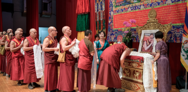 台湾各界人士在庆祝活动上向达赖喇嘛尊者法相敬献哈达 2019年7月6日 照片/Artemas Liu/OOTTaiwan 