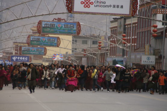 2008年西藏安多藏人走上街头抗议中共暴政 照片/网络