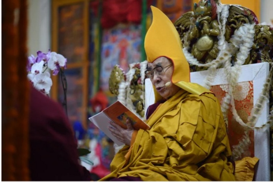 达赖喇嘛尊者在向信众传授灌顶 照片/资料图片