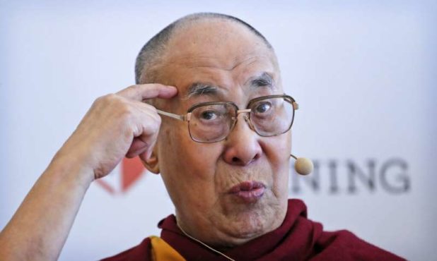 4月4日，西藏佛教精神领袖达赖喇嘛出席印度教育活动 照片/AP