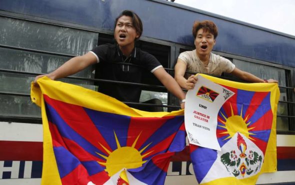 10月1日，印度流亡藏人在中国大使关外面高举雪山狮子旗，抗议中共建政70周年 照片/AP