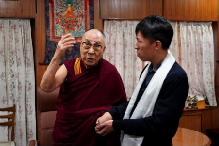 尊者向年轻华人耐心讲解藏传佛教那兰陀的传承能够和现代科学并肩相行