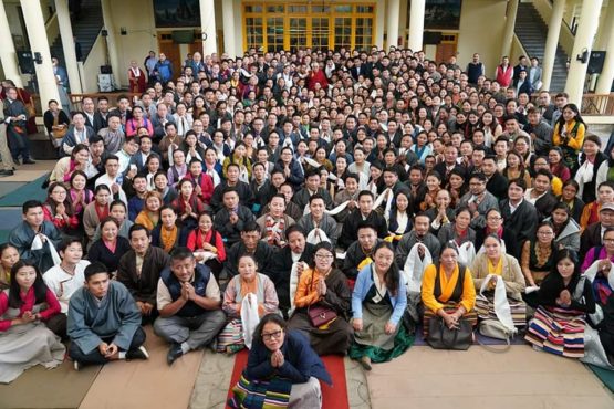 达赖喇嘛尊者与藏人行政中央全体公务人员合影留念 2019年0月6日 照片/Tenzin Choejor/OHHDL