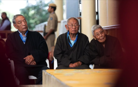 在接见会上聆听达赖喇嘛尊者开示的藏人行政中央卸任部长 2019年10月6日 照片/Tenzin Choejor/OHHDL