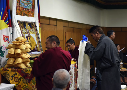 旺堆次仁在达赖喇嘛尊者法相前供奉曼扎三宝 2019年10月7日 照片/Tenzin Phende/CTA